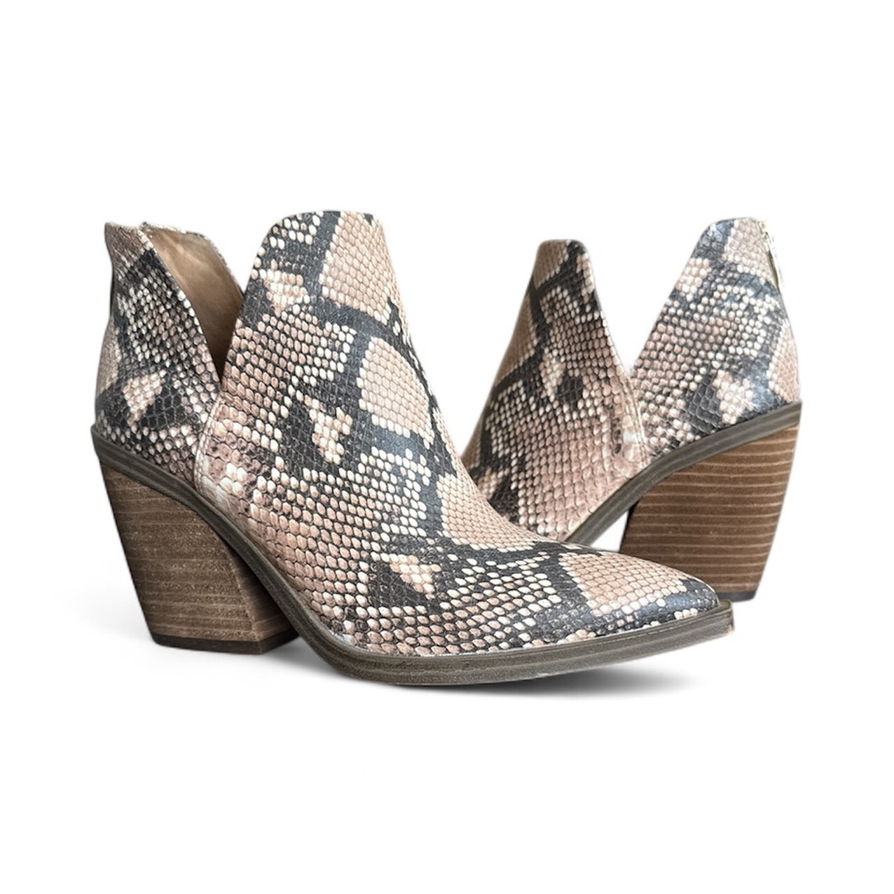 Vince Camuto Women’s GiGIETA Cream & Black Snakeskin Ankle Boots size 7.5